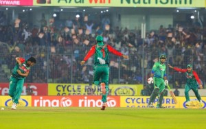 11_Asia+Cup_India+vs+Pakistan_Hafeez+Out_020316__0001